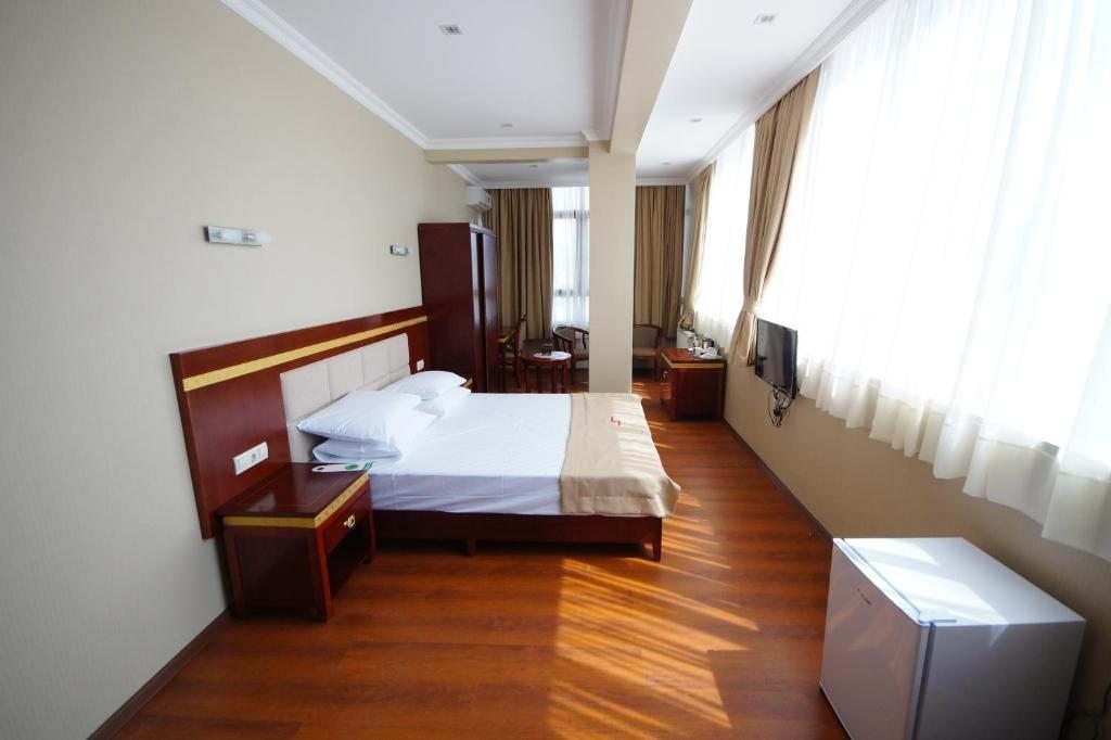 Двухместный (Большой двухместный номер с 1 кроватью) отеля 725, Батуми