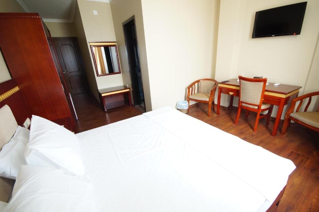 Двухместный (Бюджетный двухместный номер с 1 кроватью) отеля 725, Батуми