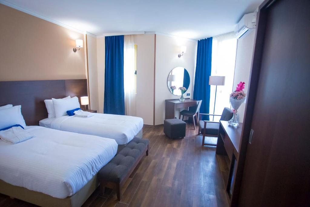 Estay inn hotel 3. Batumi Inn Hotel. Hotel Corner Inn. Sky Inn 4 Батуми завтрак. Sky Inn Batumi.