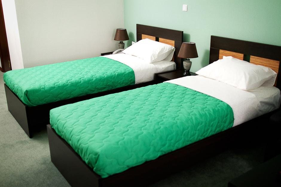 Гостиница обязана. Кровати для гостиниц. Заправленная кровать в отеле. Кровать в гостиничном номере. Красиво заправить кровать в гостинице.