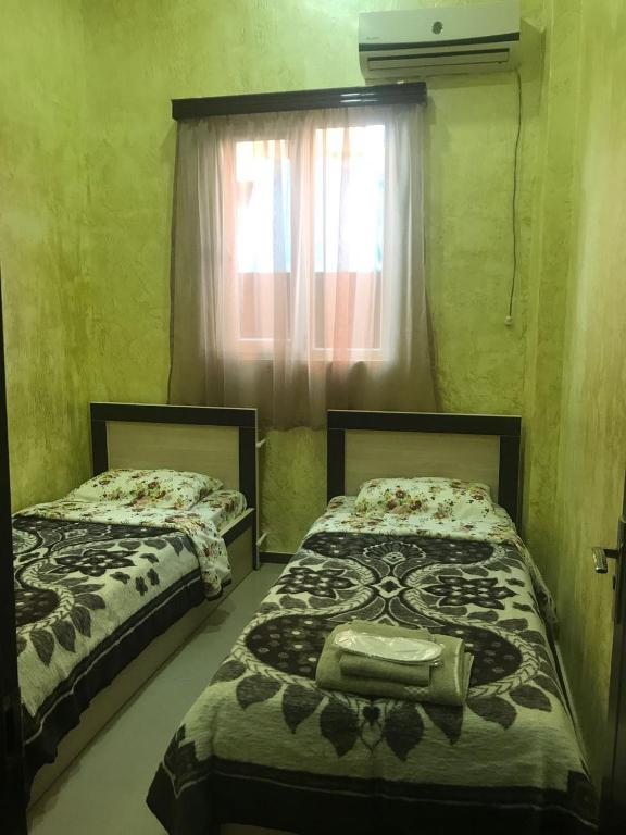 Номер (Односпальная кровать в общем номере для женщин) отеля Тбилиси в Батуми