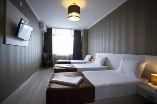Двухместный (Двухместный номер с 2 отдельными кроватями и дополнительной кроватью) отеля Hotel&Cafe Batus, Батуми