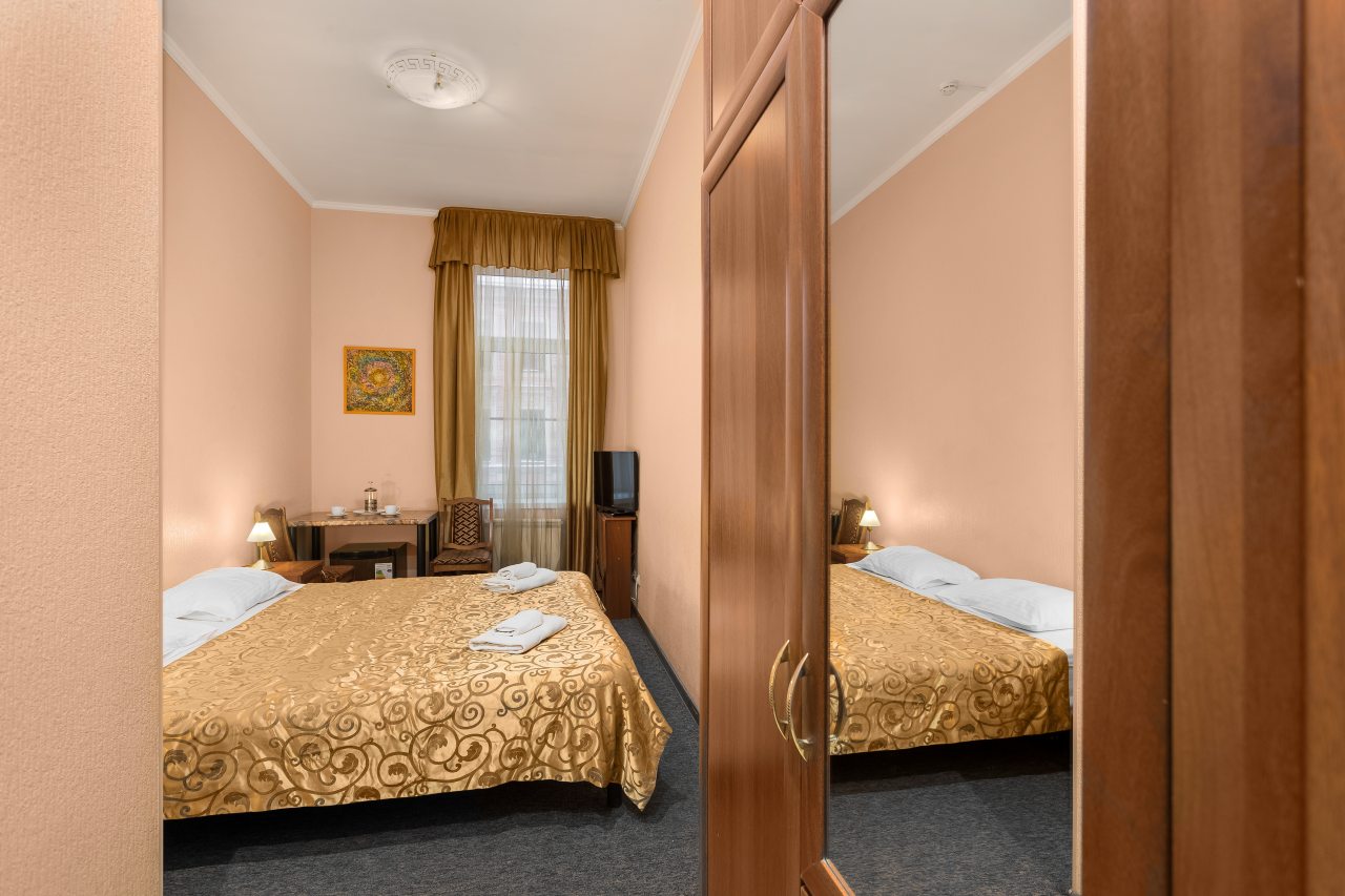 Двухместный, Отель Большой 19