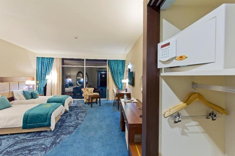 Двухместный (Улучшенный двухместный номер с 1 кроватью) отеля Leogrand Batumi, Батуми