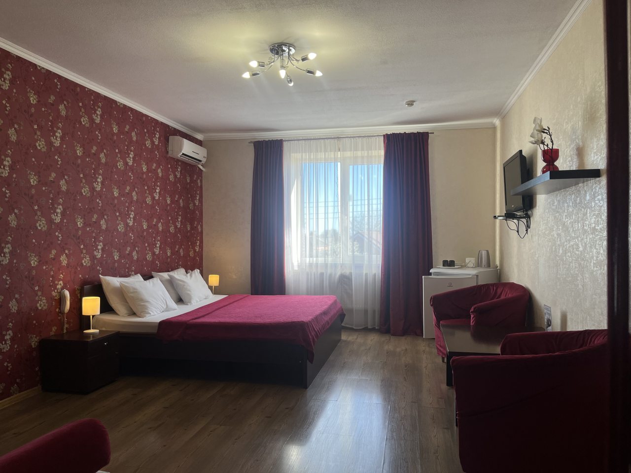 Полулюкс (С двуспальной кроватью и раскладным диваном), Гостиница Кокос