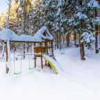 Детская площадка на территории отеля Домик Охотника