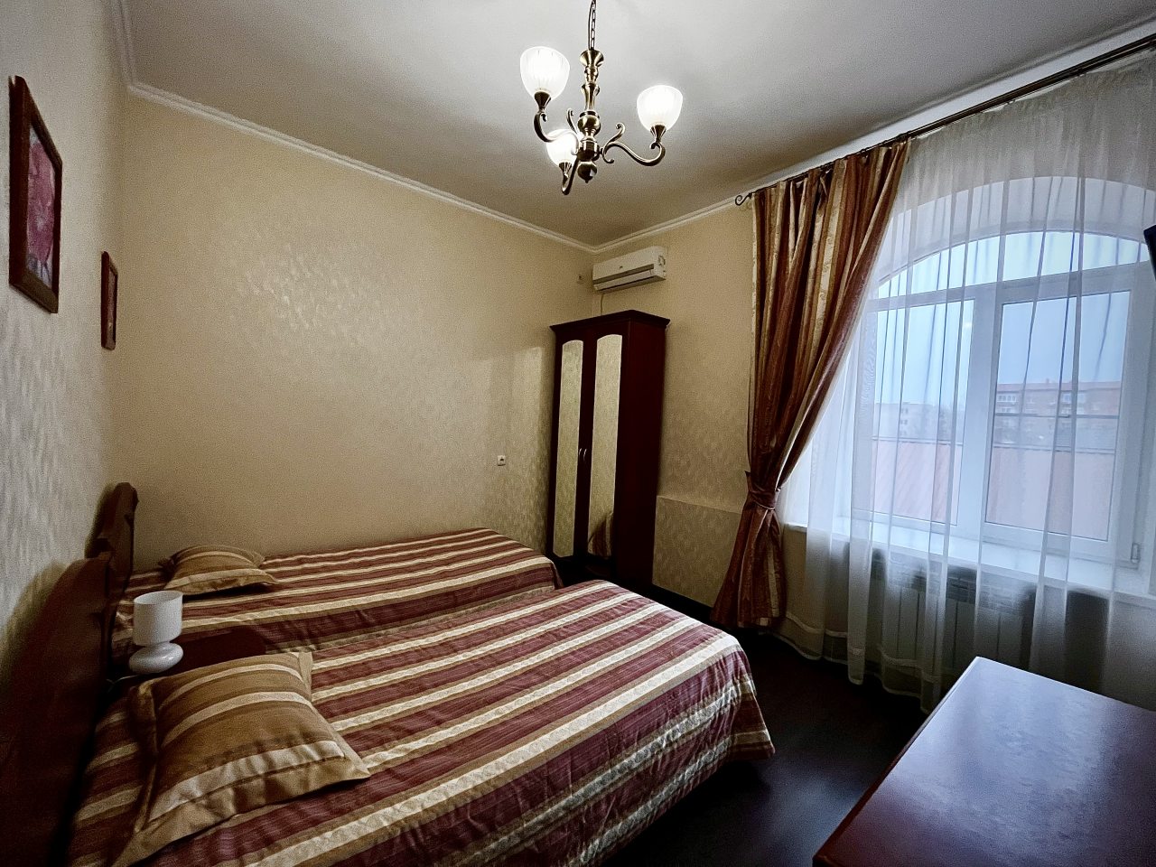 Шкаф с зеркалом во весь рост