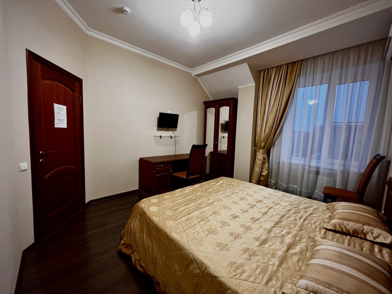 Общий вид оной спальни