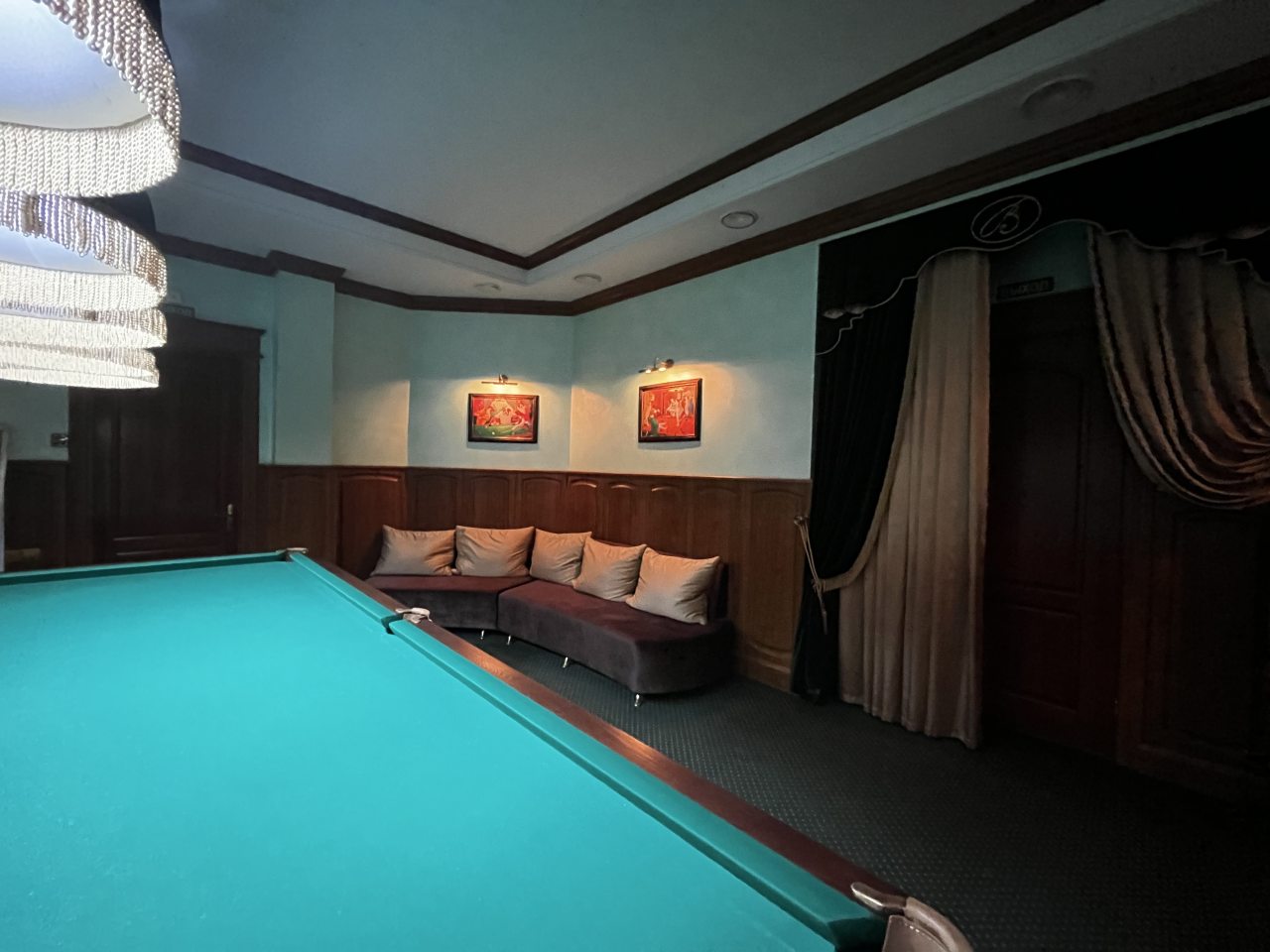 Комната для игры в бильярд