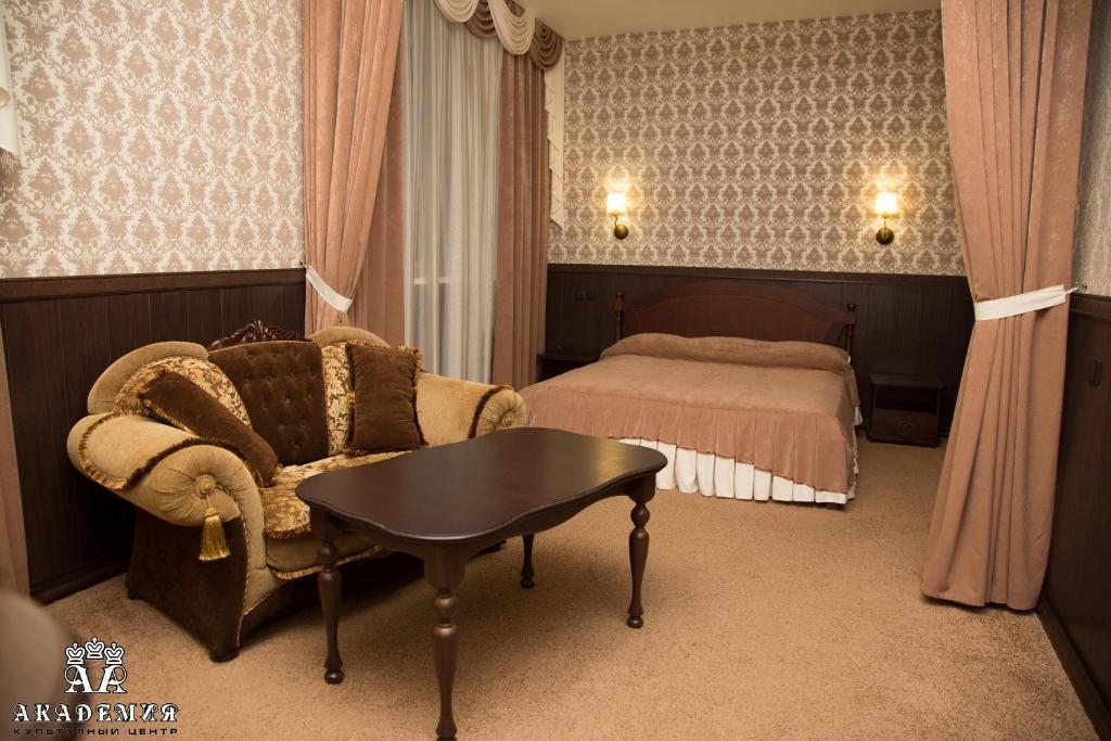 Сьюит (Стандартный двухместный люкс с 1 кроватью) отеля Академия, Курган