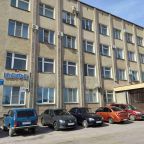 Парковка автомобилей служащим гостиницы, Гостиница Комета
