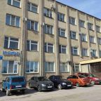 Парковка автомобилей служащим гостиницы, Гостиница Комета