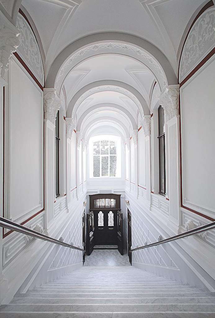 Парадной лестница из белого мрамора-вход в гостиницу "Бонотель". Гостиница Бонотель