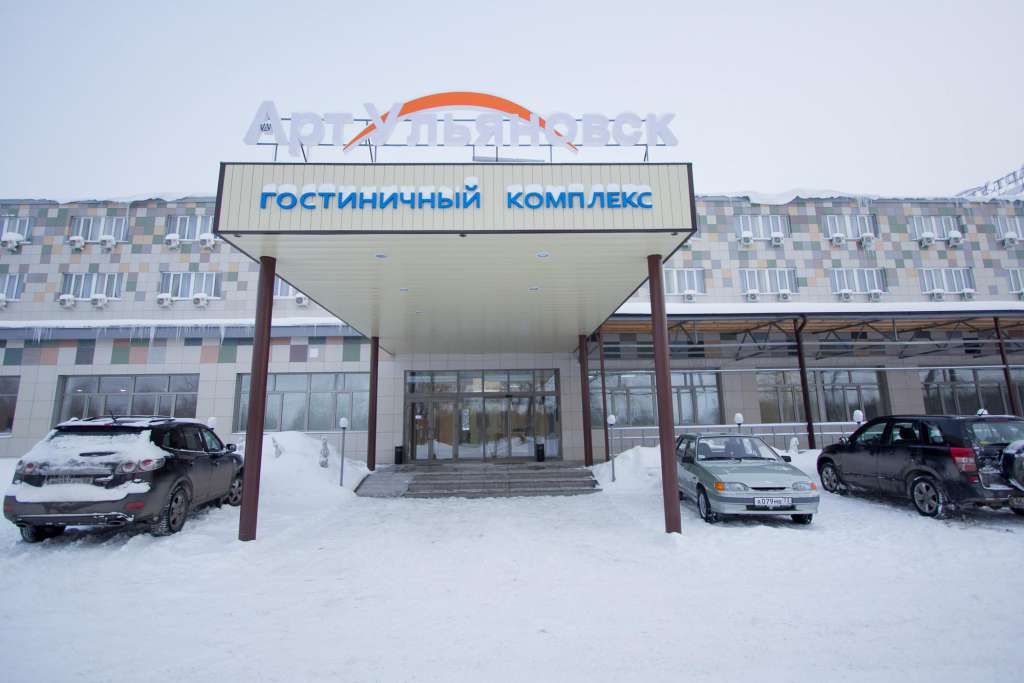 Главный вход гостиничного комплекса Арт-Ульяновск 3*, Ульяновск. Гостиничный комплекс Арт-Ульяновск