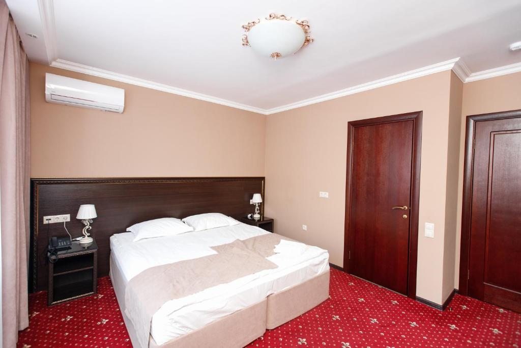 Одноместный (Стандарт улучшенный с одной кроватью) гостиницы Комильфо, Магнитогорск