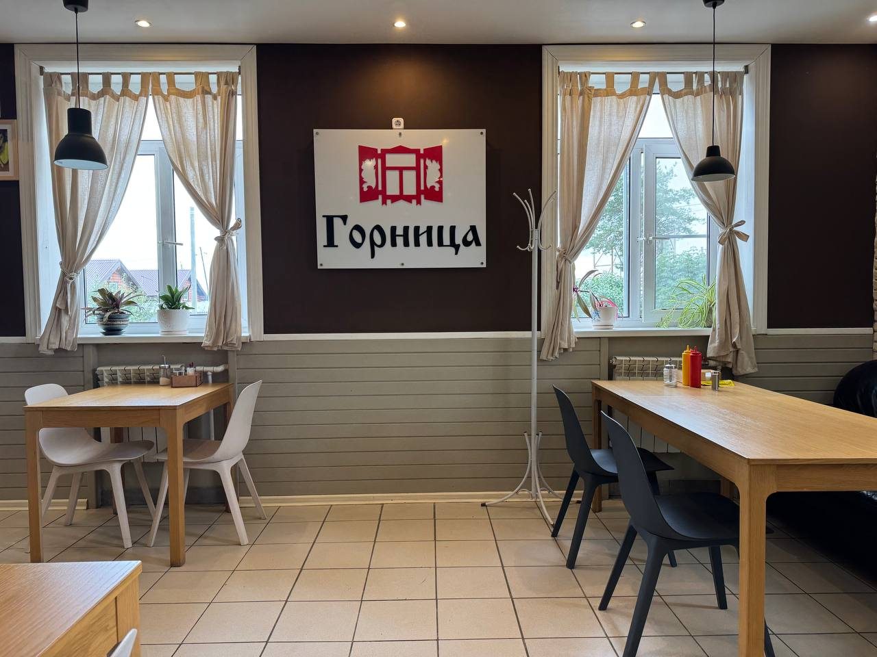 кафе с домашней кухней. работает с 7 утра до 11 вечера.