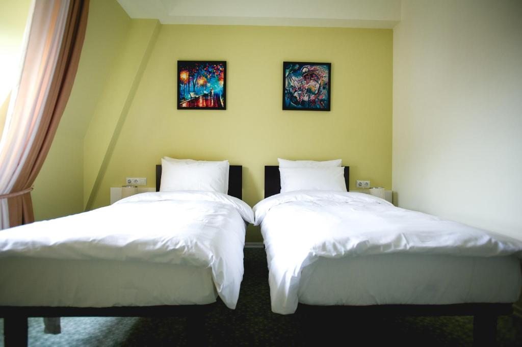 Двухместный (Двухместный номер «Комфорт» с 2 отдельными кроватями) отеля Piazza Four Colours, Батуми