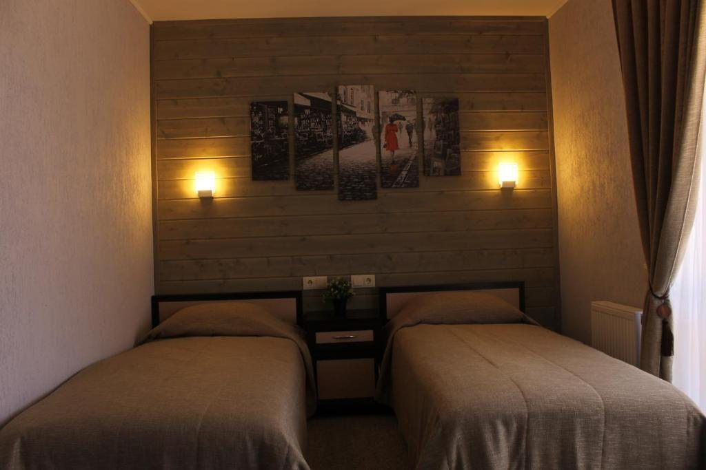 Двухместный (Двухместный номер с 2 отдельными кроватями и балконом) отеля Каштан, Даховская