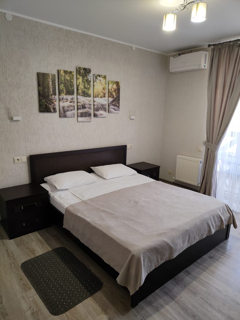 Двухместный (Двухместный номер Делюкс с 1 кроватью и балконом) отеля Каштан, Даховская