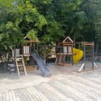 Детская игровая площадка, Отель Каштан