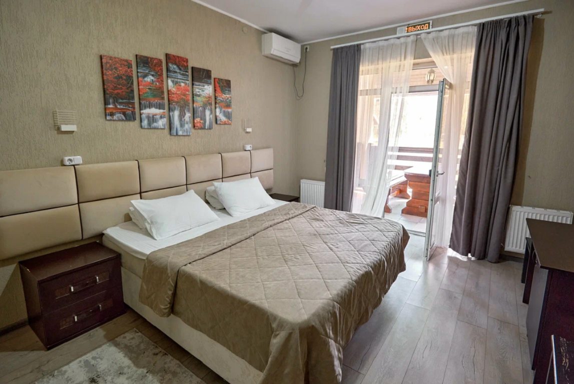Полулюкс (Делюкс с террасой), Отель Каштан