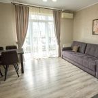 В номере есть двухместный диван, стол со стульями