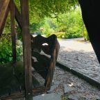 Качели, Отель Каштан