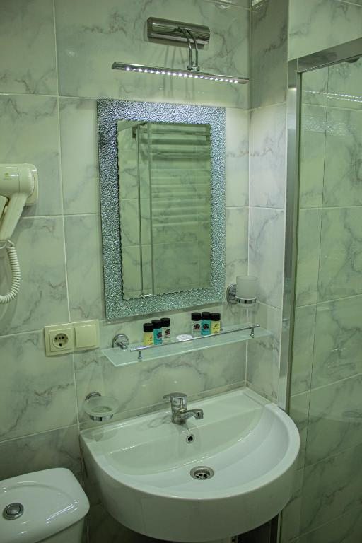 Двухместный (Двухместный номер эконом-класса с 1 кроватью и общей ванной комнатой) апарт-отеля Rock Hotel First Line, Батуми