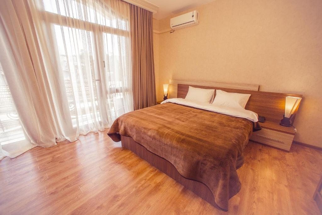 Двухместный (Улучшенный двухместный номер с 1 кроватью или 2 отдельными кроватями) отеля Royal Venezia Hotel, Батуми