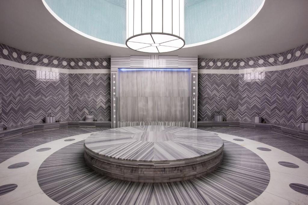 Двухместный (Более просторный угловой представительский номер с 1 кроватью размера «king-size») отеля Sheraton Batumi, Батуми