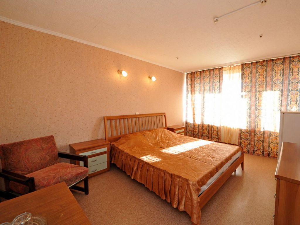 Номер с двуспальной кроватью в гостинице Турист, Волгоград. Гостиница Турист
