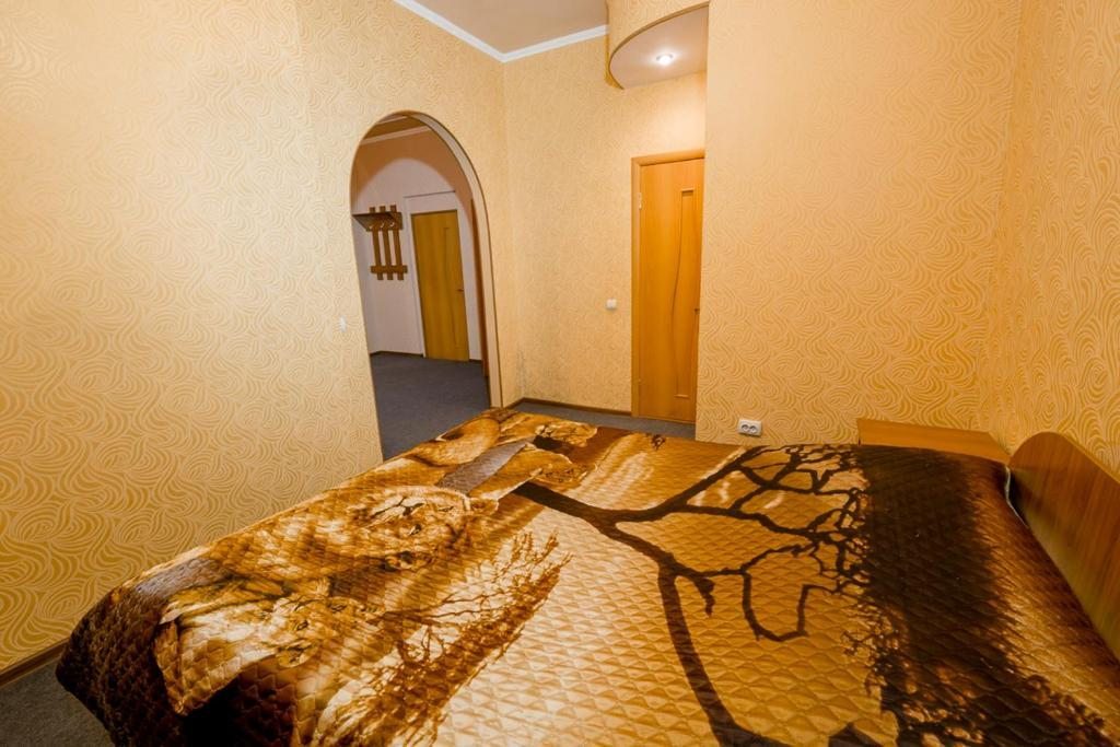 Семейный (Семейный номер с балконом) гостиницы Три пескаря, Курск