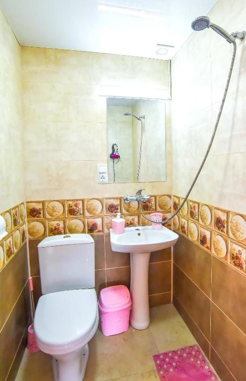 Трехместный (Трехместный номер с собственной ванной комнатой) гостевого дома Classic, Кутаиси