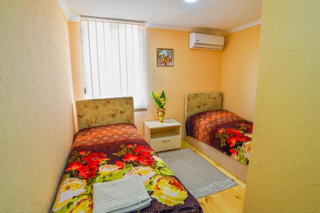 Двухместный (Двухместный номер с 2 отдельными кроватями и собственной ванной комнатой) гостевого дома Classic, Кутаиси