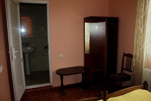 Трехместный (Трехместный номер с собственной ванной комнатой вне номера) отеля Дани, Кобулети