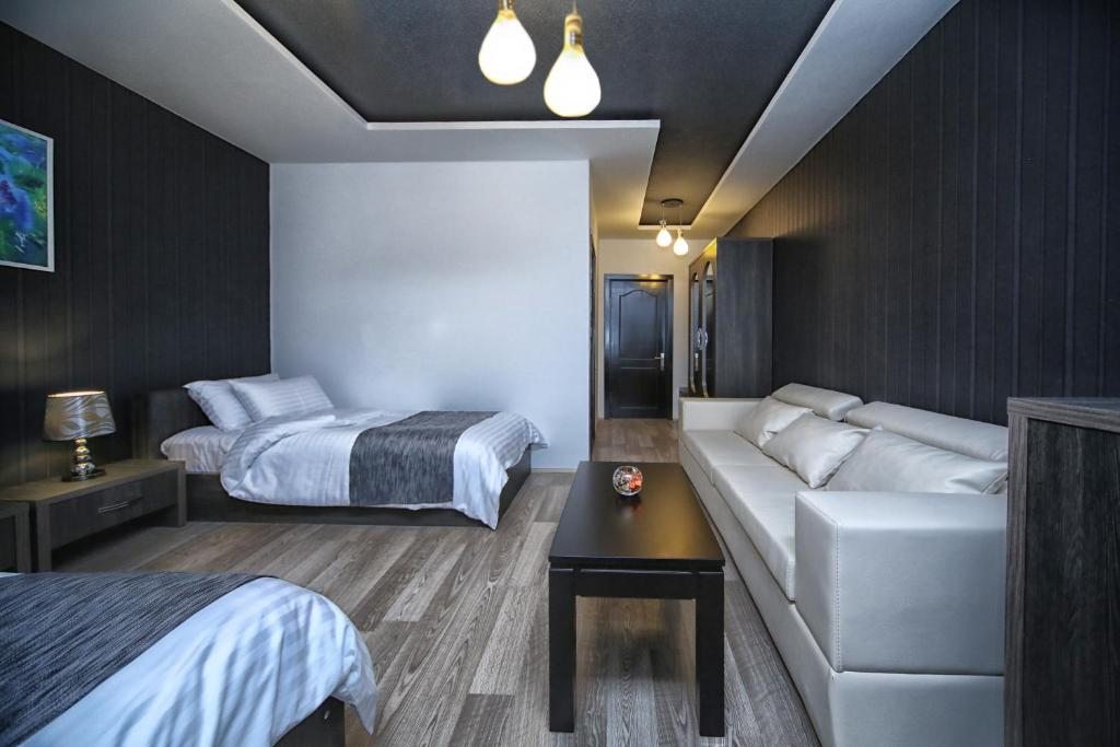 Двухместный (Двухместный номер с 2 отдельными кроватями и дополнительной кроватью) отеля Континенталь, Кутаиси