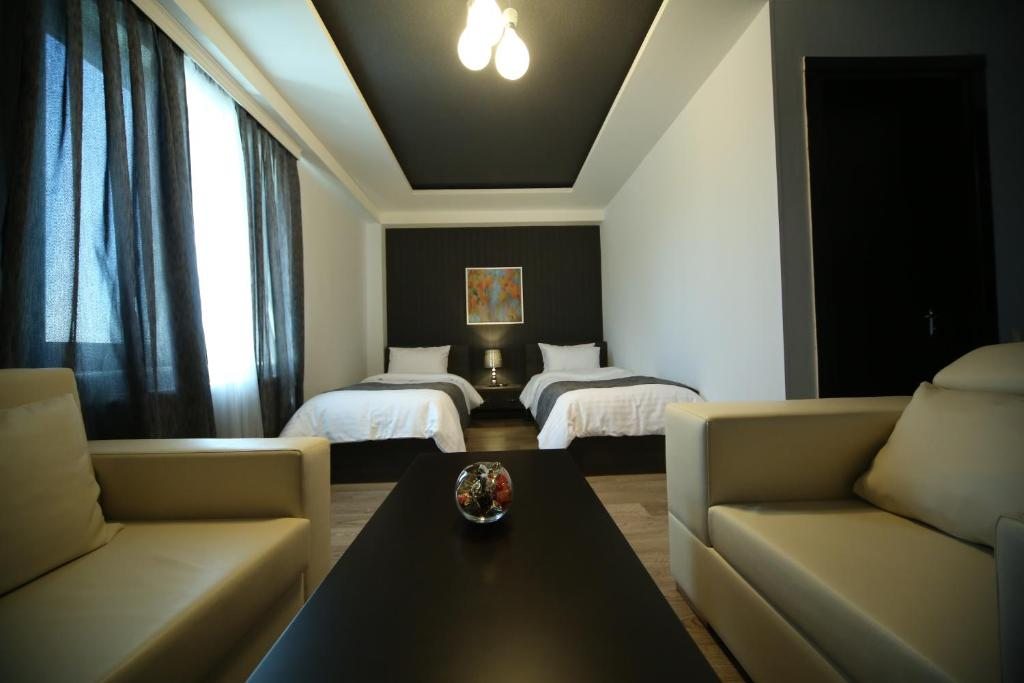 Двухместный (Улучшенный двухместный номер с 2 отдельными кроватями и видом на город) отеля Континенталь, Кутаиси