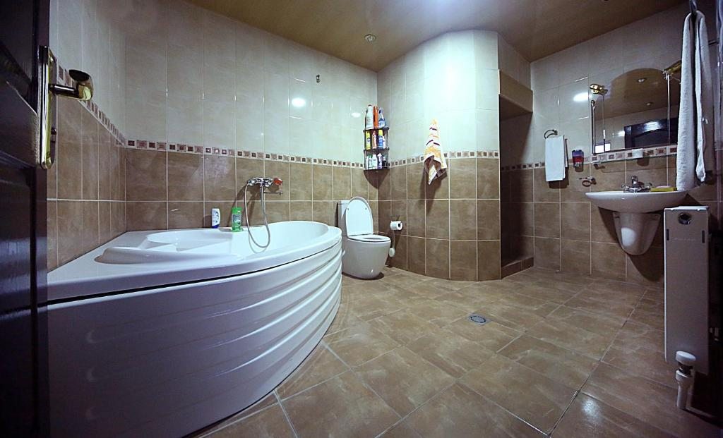Трехместный (Трехместный номер с собственной ванной комнатой вне номера) гостевого дома Эдельвейс, Кутаиси