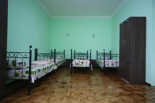 Номер (Кровать в общем четырехместном номере для мужчин и женщин) хостела Georgianise Yourself, Кутаиси