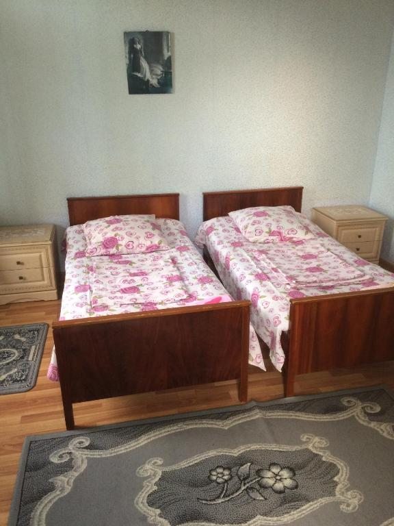 Двухместный (Стандартный двухместный номер с 2 отдельными кроватями и видом на сад) гостевого дома Giorgi's, Кутаиси