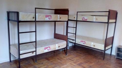 Номер (Кровать в общем номере для мужчин и женщин с 8 кроватями) хостела Golden Fleece, Кутаиси