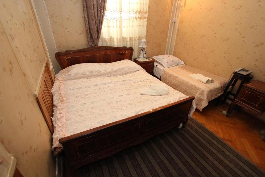 Двухместный (Двухместный номер Делюкс с 1 кроватью (для 2 взрослых и 1 ребенка)) гостевого дома Голиати, Кутаиси