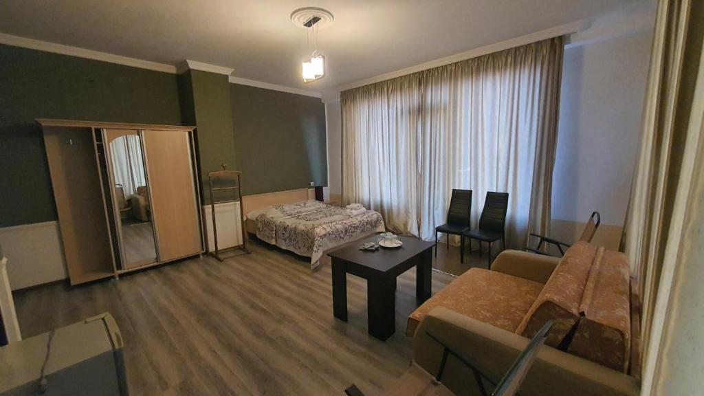 Двухместный (Улучшенный двухместный номер с 1 кроватью или 2 отдельными кроватями) отеля Amigo II, Кобулети
