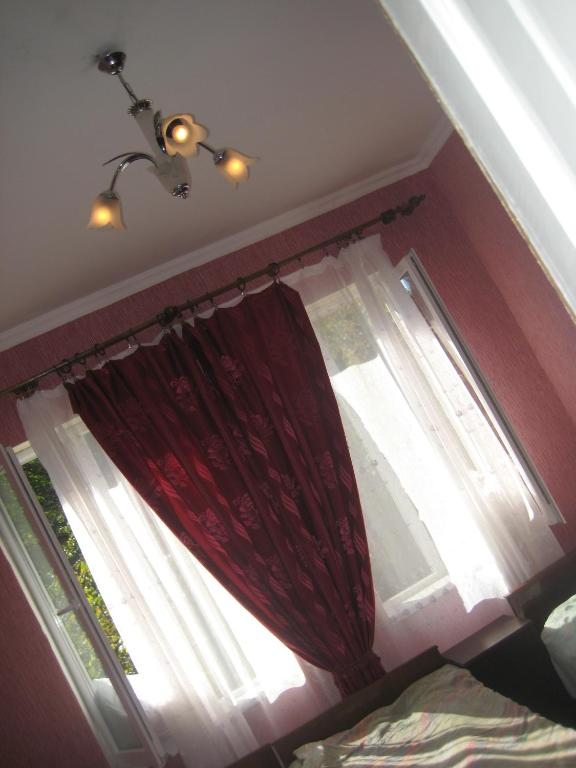 Двухместный (Двухместный номер с двуспальной кроватью и дополнительной кроватью) гостевого дома ГЕГИ, Кутаиси