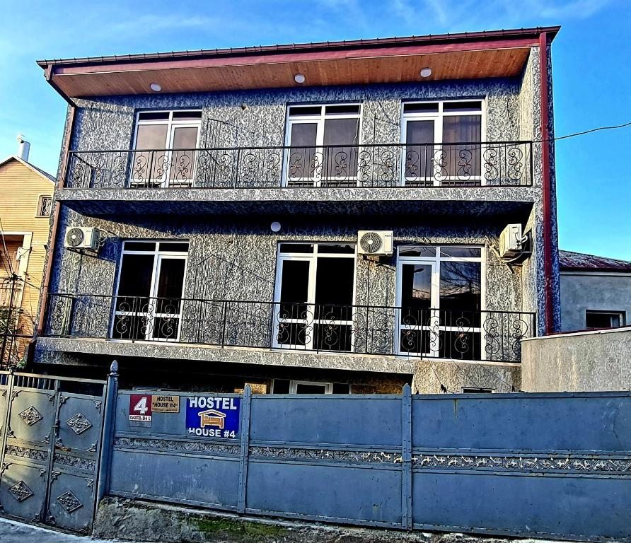 Двухместный (Двухместный номер с 2 отдельными кроватями и балконом) хостела Hostel House N4, Кутаиси