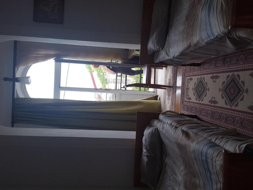 Двухместный (Двухместный номер с 2 отдельными кроватями и балконом) хостела Мана Кутаиси