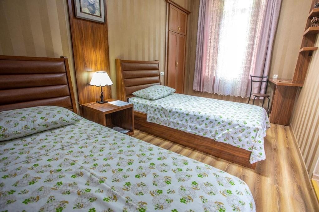 Двухместный (Двухместный номер с 2 отдельными кроватями и собственной ванной комнатой) отеля Paradise Road, Кутаиси