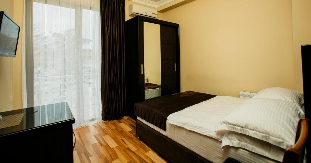 Двухместный (Двухместный номер эконом-класса с 1 кроватью, балконом и видом на город) отеля Жемчужина Моря, Кобулети