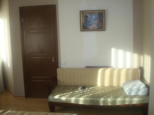 Двухместный (Двухместный номер с 1 двуспальной кроватью и дополнительной кроватью) отеля Happy Holiday, Кутаиси