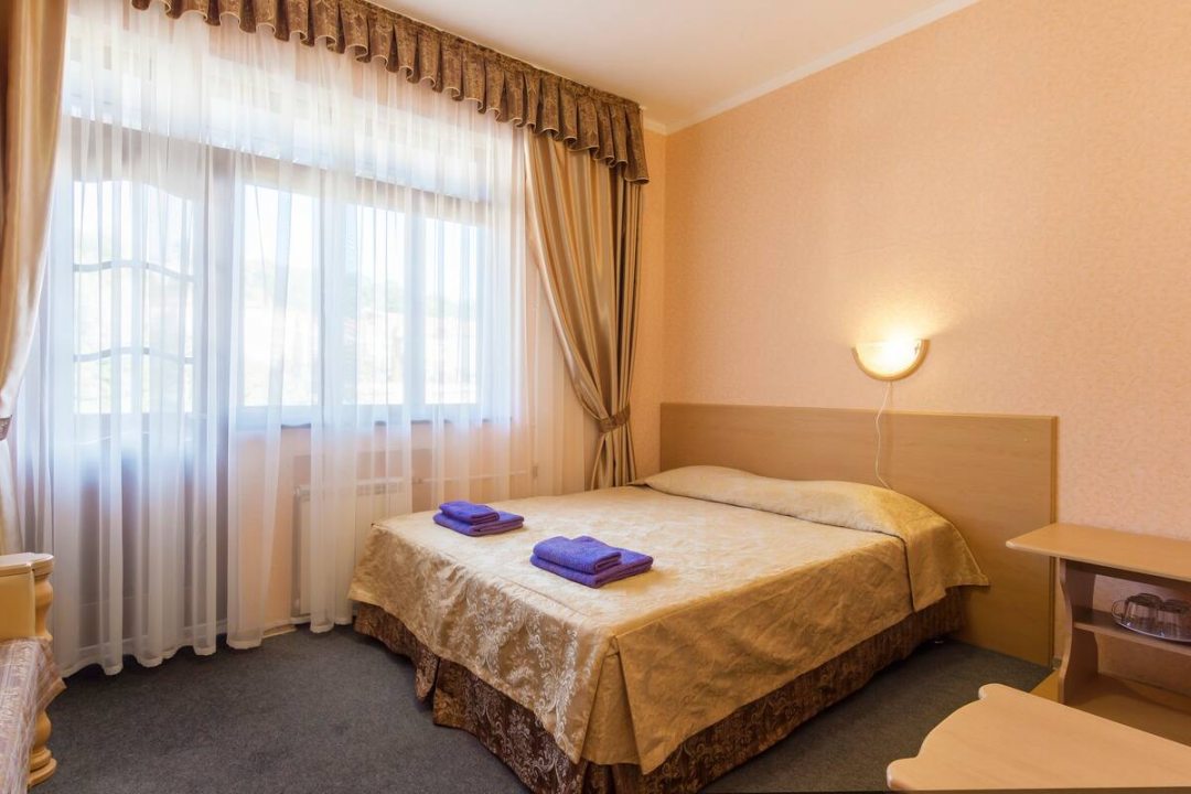 Двухместный (Стандарт + диван-кровать) гостиницы Арго, Лазаревское